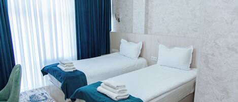 标准双人房或双床房, 城市景观 | 办公桌、笔记本电脑工作区、隔音、熨斗/熨板