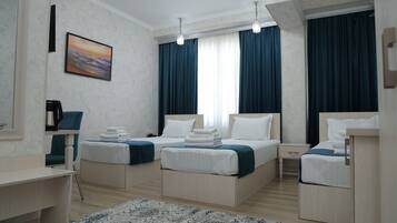 Superior-Dreibettzimmer | Schreibtisch, laptopgeeigneter Arbeitsplatz, schallisolierte Zimmer