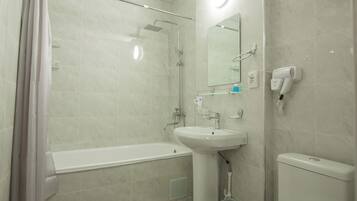 Habitación superior con 1 cama doble o 2 individuales | Baño | Artículos de higiene personal gratuitos, secador de pelo y albornoces