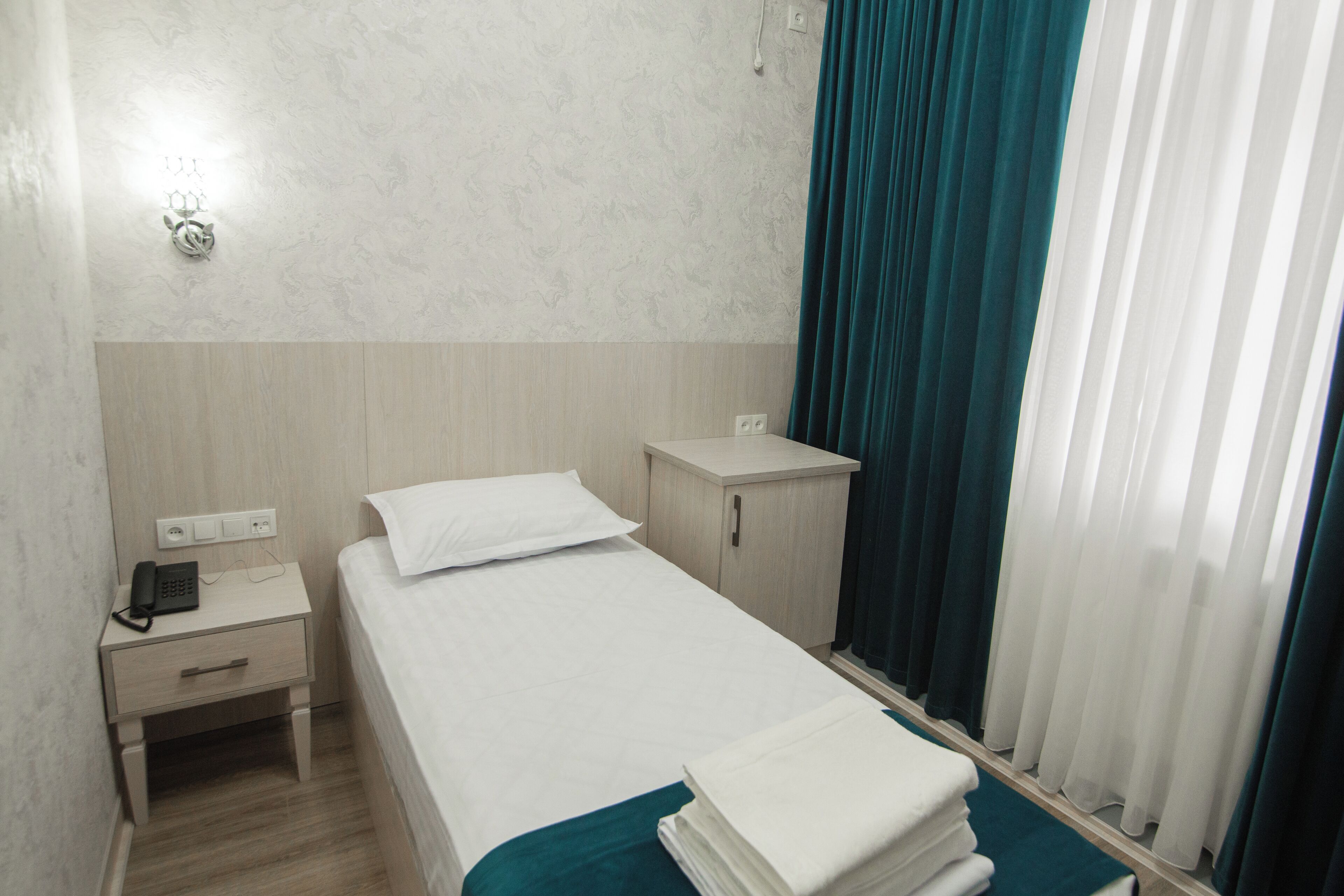 スタンダード シングルルーム | デスク、ノートパソコン用作業スペース、防音設備、アイロン / アイロン台