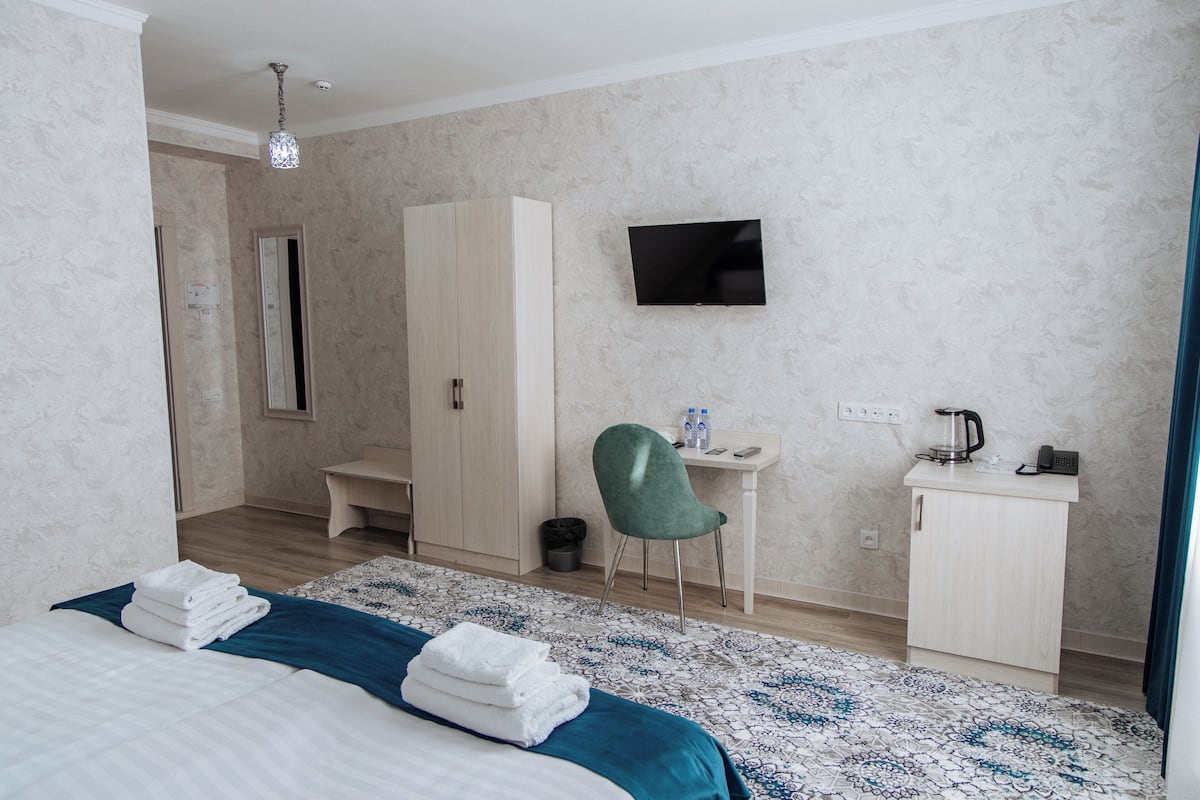 Chambre Deluxe Double ou avec lits jumeaux, vue cour intérieure | Bureau, espace de travail pour ordinateur portable