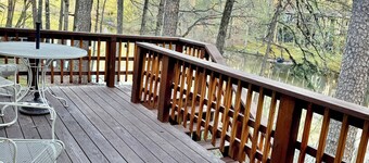 The Lake House on Segovia - Cozy Cottage on Lake Segovia!