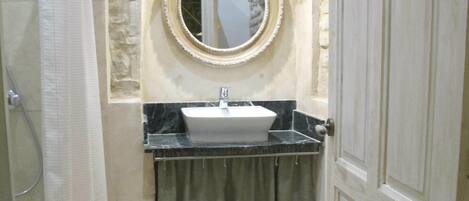 Douche, sĂšche-cheveux, serviettes fournies, savon