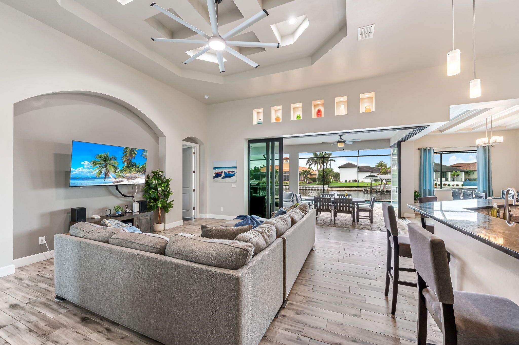 スマートテレビ、テレビゲーム、書庫、ステレオ