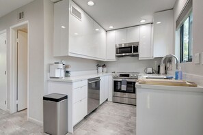 Kühlschrank, Mikrowelle, Ofen, Herdplatte