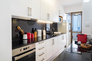 Kylskåp, mikrovågsugn, ugn och kaffe- och tebryggare