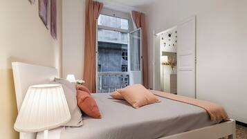 1 chambre, bureau, fer et planche Ă repasser, lit parapluie