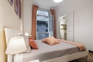 1 bedroom, desk, iron/ironing board, travel cot - Genoa Historic Center and Aquarium (Genova)