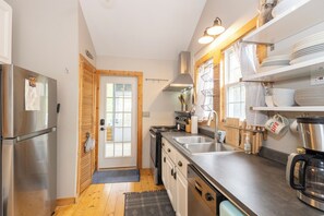 Køleskab, mikrobølgeovn, ovn, kogeplade