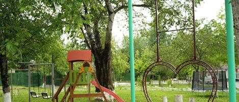 Un parque infantil con un columpio y un columpio con forma de corazón.