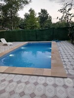 Quarto quádruplo conforto, vista para o jardim | Piscina particular
