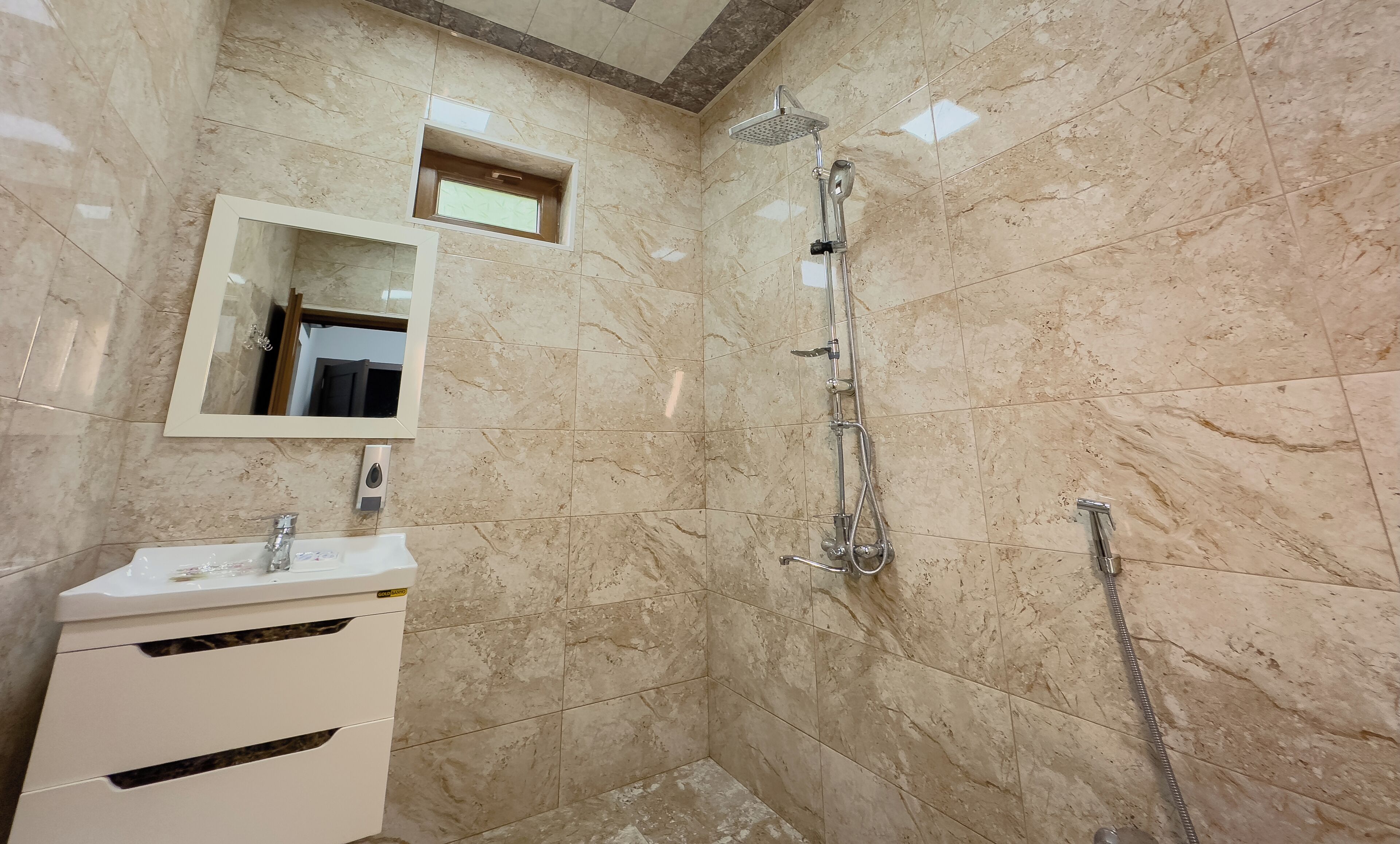 Comfort Quadruple Room, Garden View | Bathroom | Towels, soap, shampoo, toilet paper