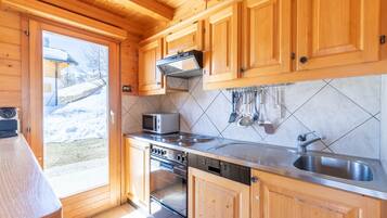 Een koelkast, een magnetron, een oven, een vaatwasser