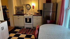 Fridge, oven, stovetop, coffee/tea maker