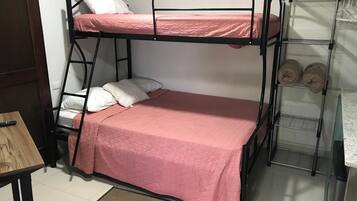 1 habitación, tabla de planchar con plancha, wifi y ropa de cama