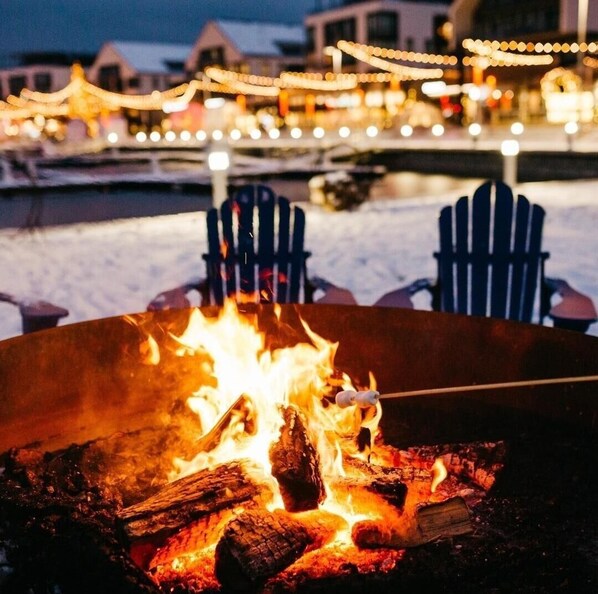 Property grounds - Cozy Lake Simcoe 2 bedroom condo with a garden walkout to the boardwalk/ Pier. (Innisfil)