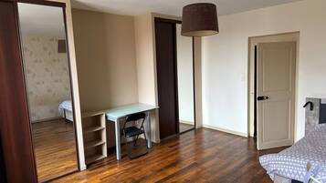 2 chambres, fer et planche à repasser, Wi-Fi, draps fournis