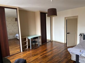 2 slaapkamers, een strijkplank/strijkijzer, wifi, beddengoed