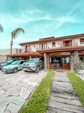 Free self-parking - Casa Melville Hospedagem  (Ubatuba)