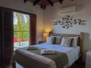 Habitación doble Deluxe, lanai, vista a la playa | Minibar, escritorio y espacio para trabajar con laptop 