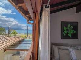 Minibar, escritorio y espacio para trabajar con laptop 