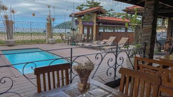 Comfort dubbelrum - utsikt mot stranden | Minibar, skrivbord, arbetsyta för laptop och strykjÀrn/strykbrÀda