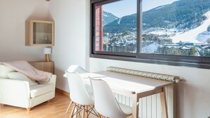 Une chambre moderne offrant une vue sur un paysage montagneux enneigé.