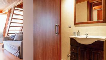 Een haardroger, handdoeken, zeep, shampoo