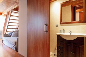 Sèche-cheveux, serviettes fournies, savon, shampoing