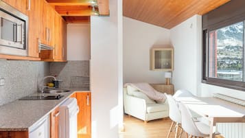 Fridge, microwave, dishwasher, coffee/tea maker