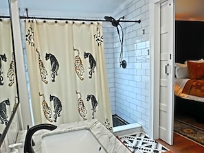 4 habitaciones, tabla de planchar con plancha, cuna de viaje y wifi