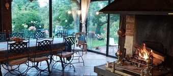 Large Normandy house with heated pool, 20 minutes from beaches. Pets allowed