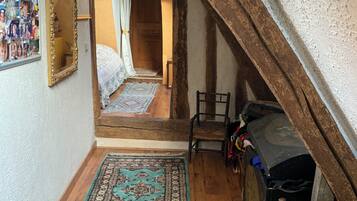 5 bedrooms, iron/ironing board, WiFi, bed sheets