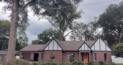 Silver Springs 3-bedroom Chalet with AC, Pool and WiFi in wonderful Ocala