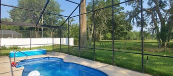 Silver Springs 3-bedroom Chalet with AC, Pool and WiFi in wonderful Ocala