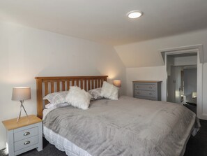 3 bedrooms, individually decorated, individually furnished, free WiFi - 6 New Street (Elgin)