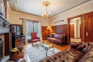 Fernseher, Kamin, Tischtennisplatte