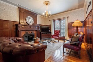 TV, fireplace, ping pong - Hôtel à la maison - Manoir le Française avec spa (Cookshire-Eaton)