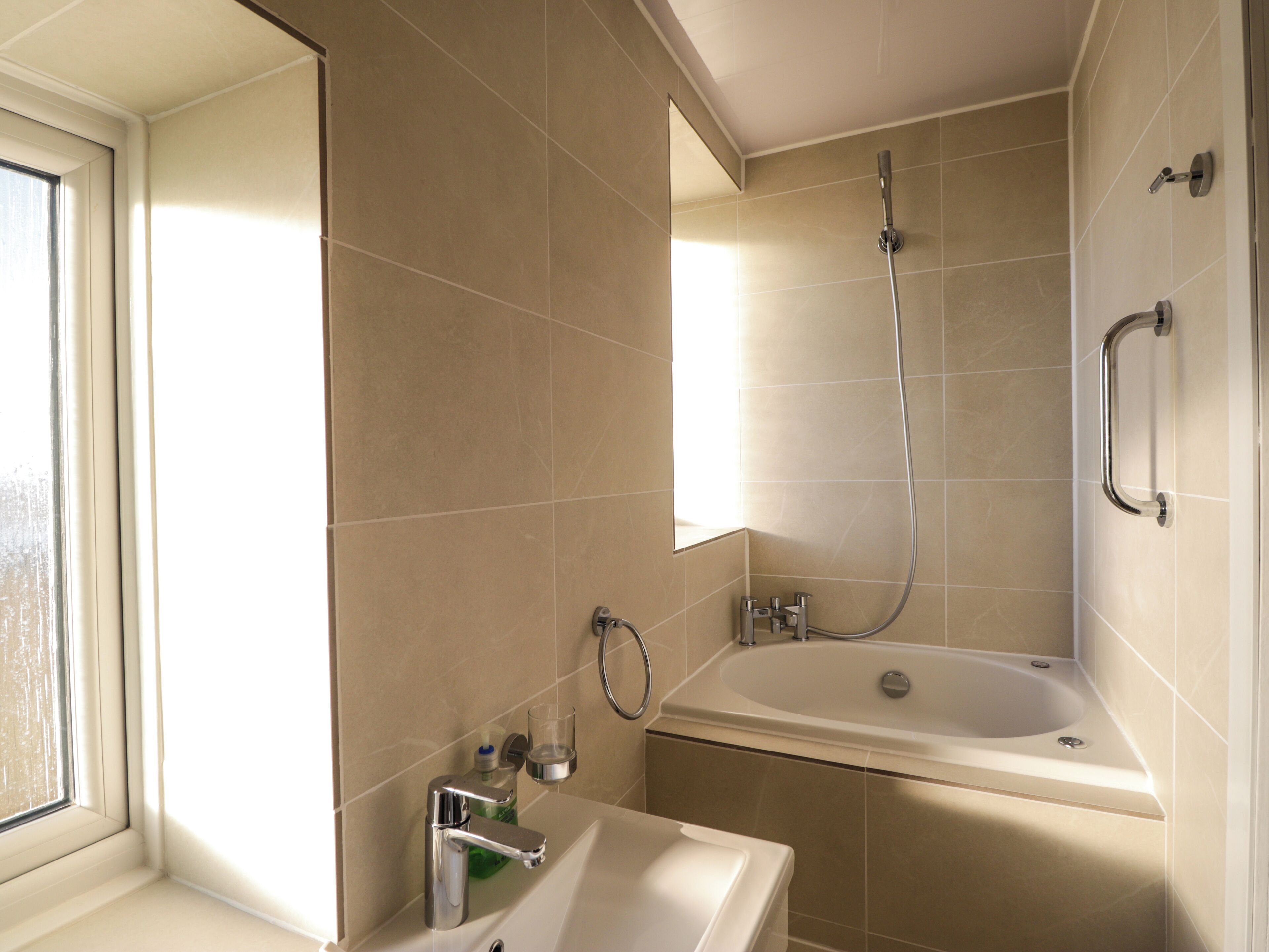 Une salle de bain avec une baignoire, un lavabo et une douche.