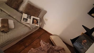 1 quarto, escrivaninha, ferros/tábuas de passar roupa, berço de viagem