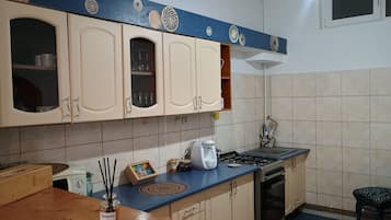 Kühlschrank, Mikrowelle, Ofen, Wasserkocher mit Kaffee-/Teezubehör