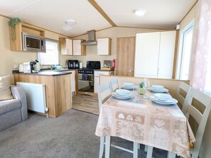 Cottage | Privékeuken | Kookgerei, borden en bestek