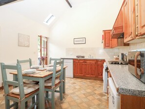 Cottage | Private kitchen | Dishwasher, cookware/dishes/utensils - Willow (Dereham)