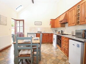 Cottage | Private kitchen | Dishwasher, cookware/dishes/utensils - Willow (Dereham)