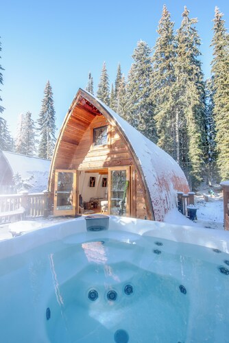 Renovated 2 bedroom cabin - amazing location, private hot tub, laundry, storage.