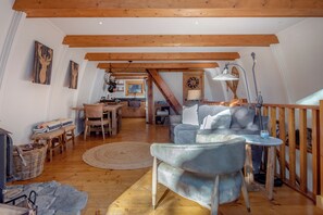 TV connectée, cheminée, livres