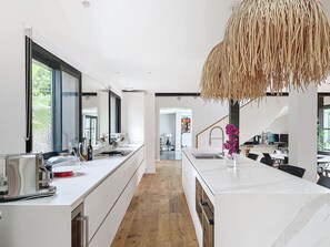 Kühlschrank, Mikrowelle, Ofen, Geschirrspüler