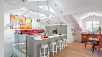 Réfrigérateur, micro-ondes, four, lave-vaisselle