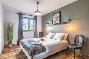 3 bedrooms, iron/ironing board, free WiFi, bed sheets