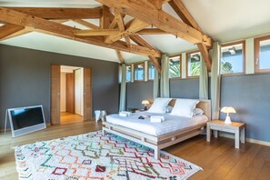 4 bedrooms, iron/ironing board, free WiFi, bed sheets